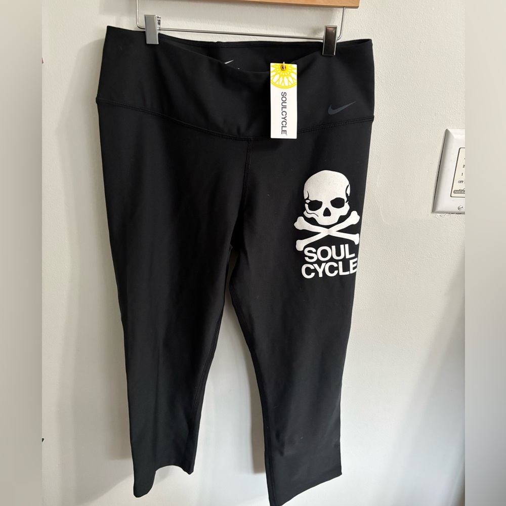 NWT SoulCycle Nike Dry Fit black fitness capri leggings size Medium